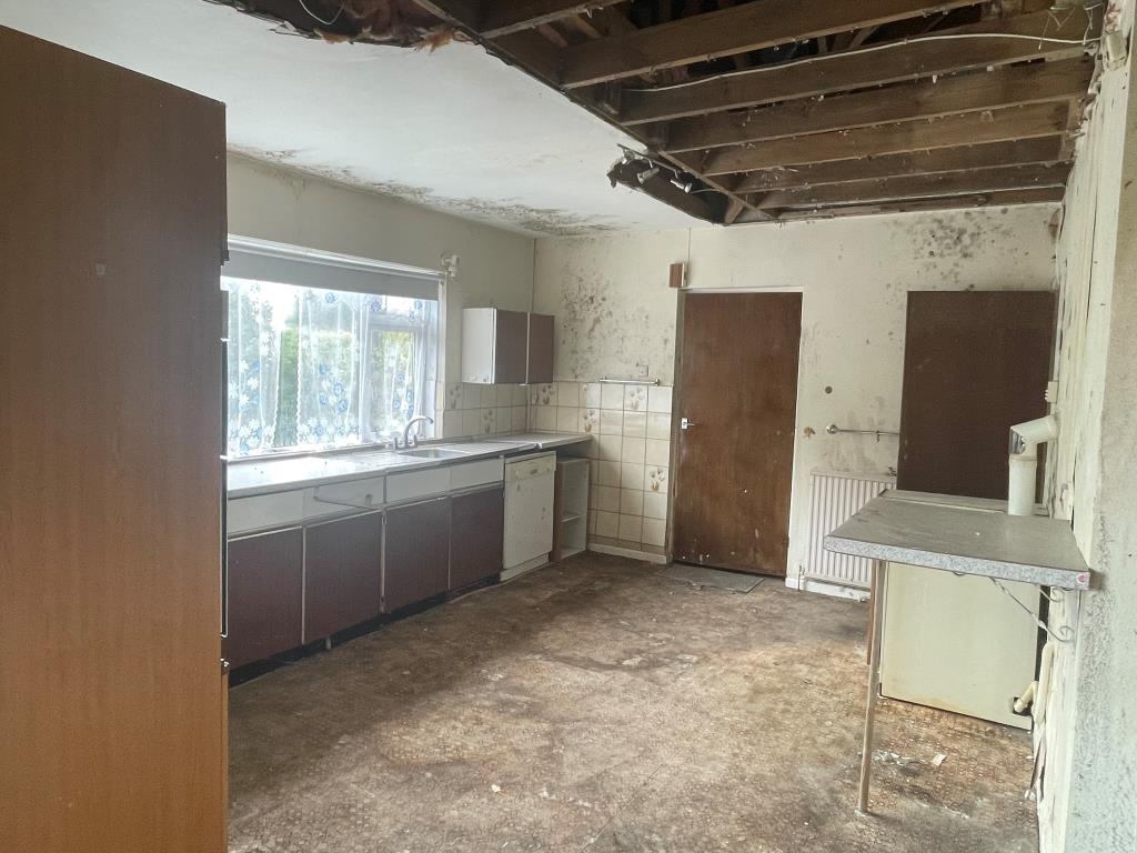 Lot: 123 - DETACHED CHALET BUNGALOW FOR IMPROVEMENT - Photo of kitchen